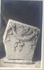 Fragment van stèle met staande bebaarde man met gedrapeerd gewaad